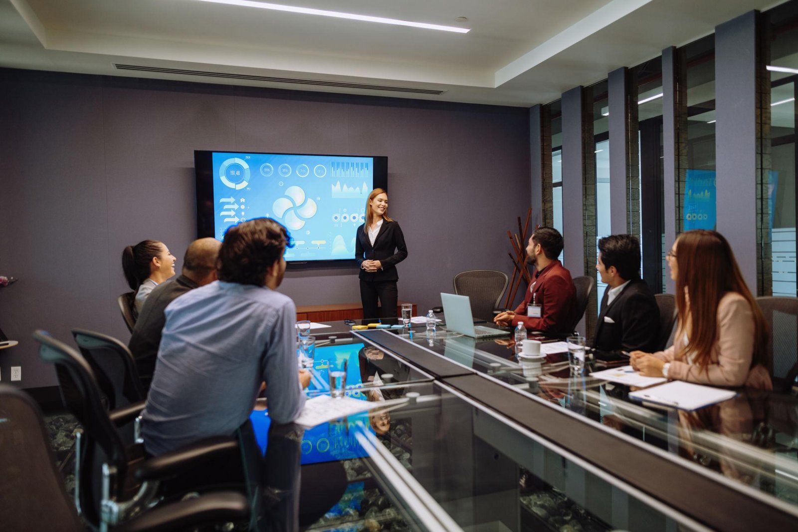 Consultora de JUVERA presentando un análisis legal estratégico ante un equipo directivo