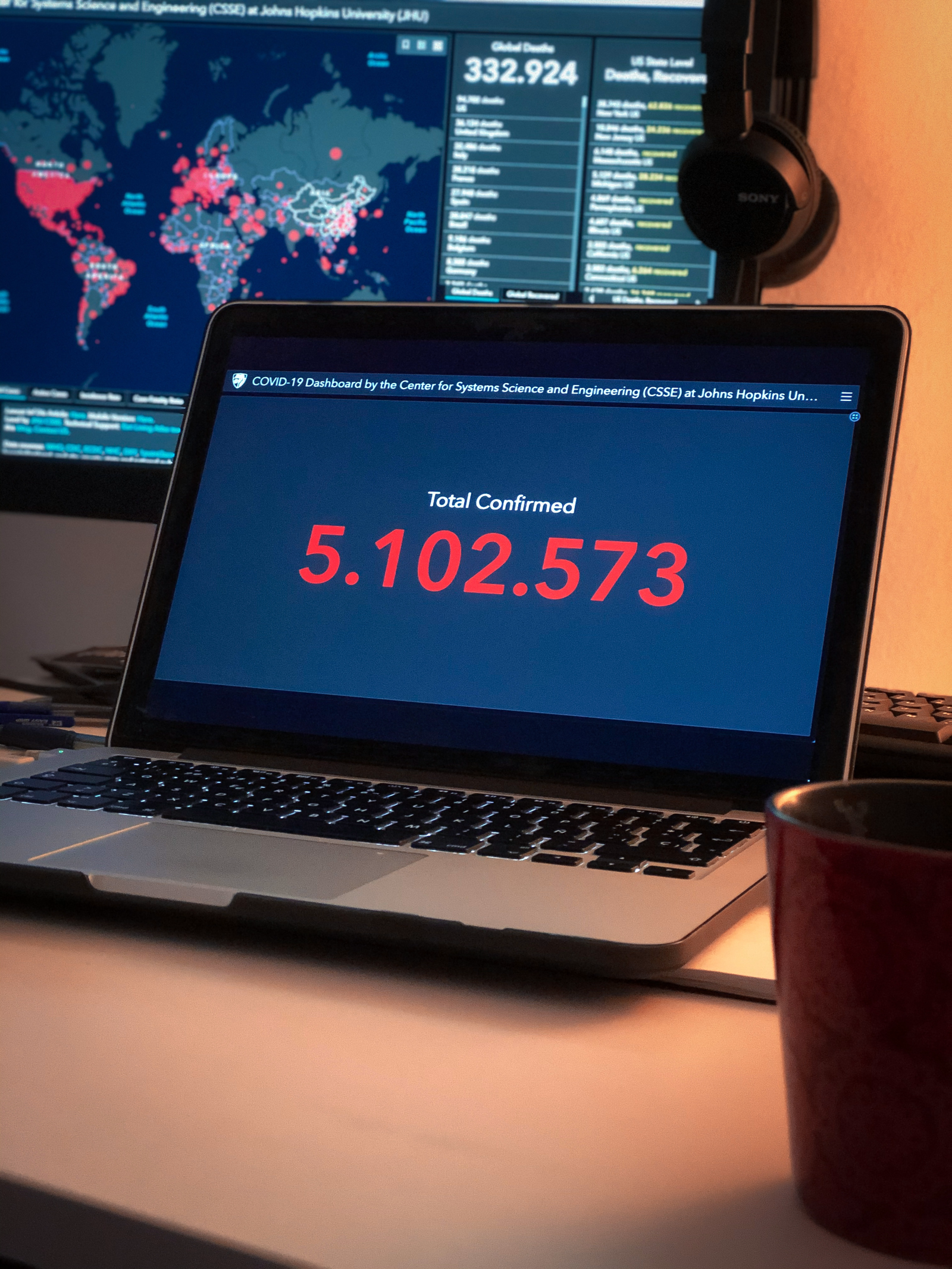 Tablero de indicadores financieros y de cartera en una laptop